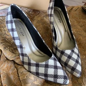 Comfort plus by Predictions heels size 7 1/2. Houndstooth print.